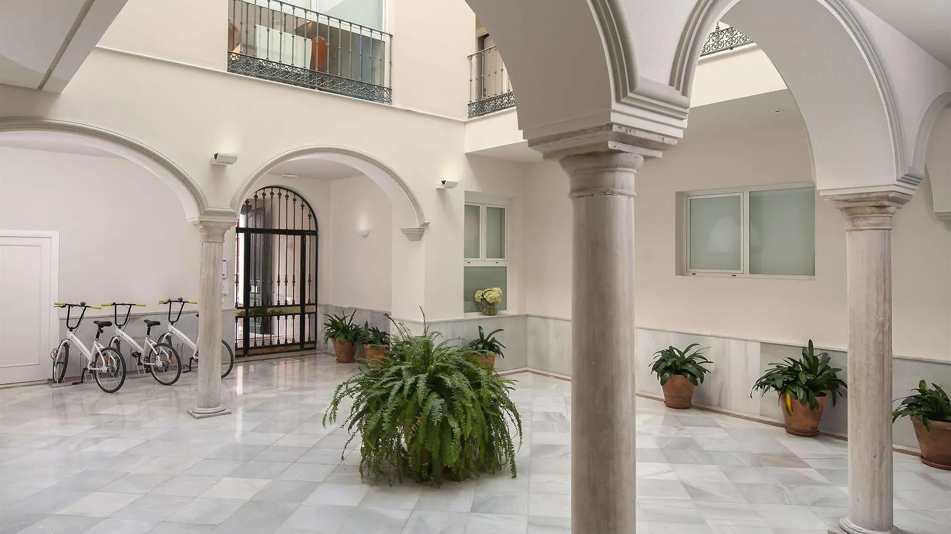 Suites Sevilla Plaza