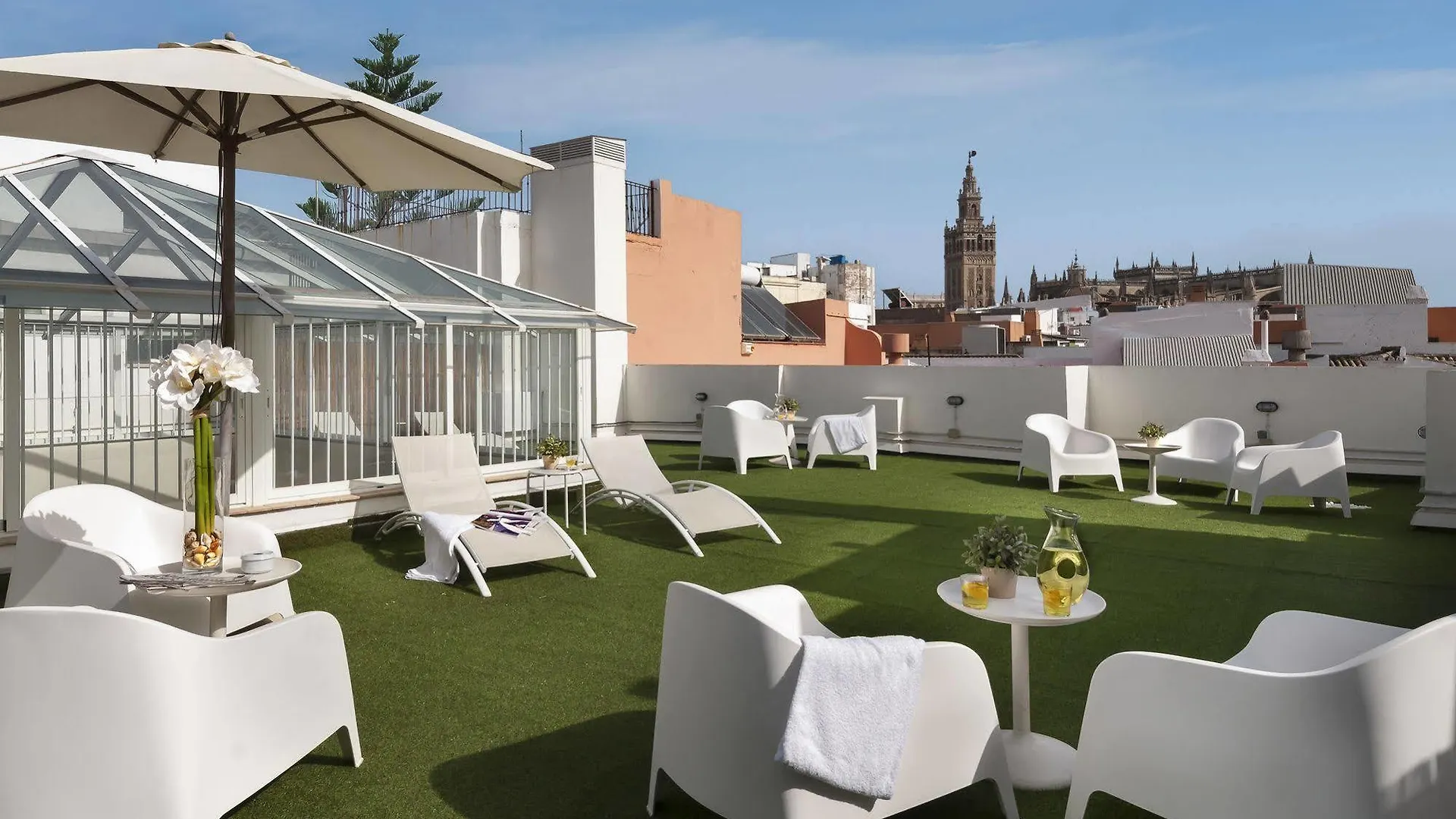 Suites Sevilla Plaza location